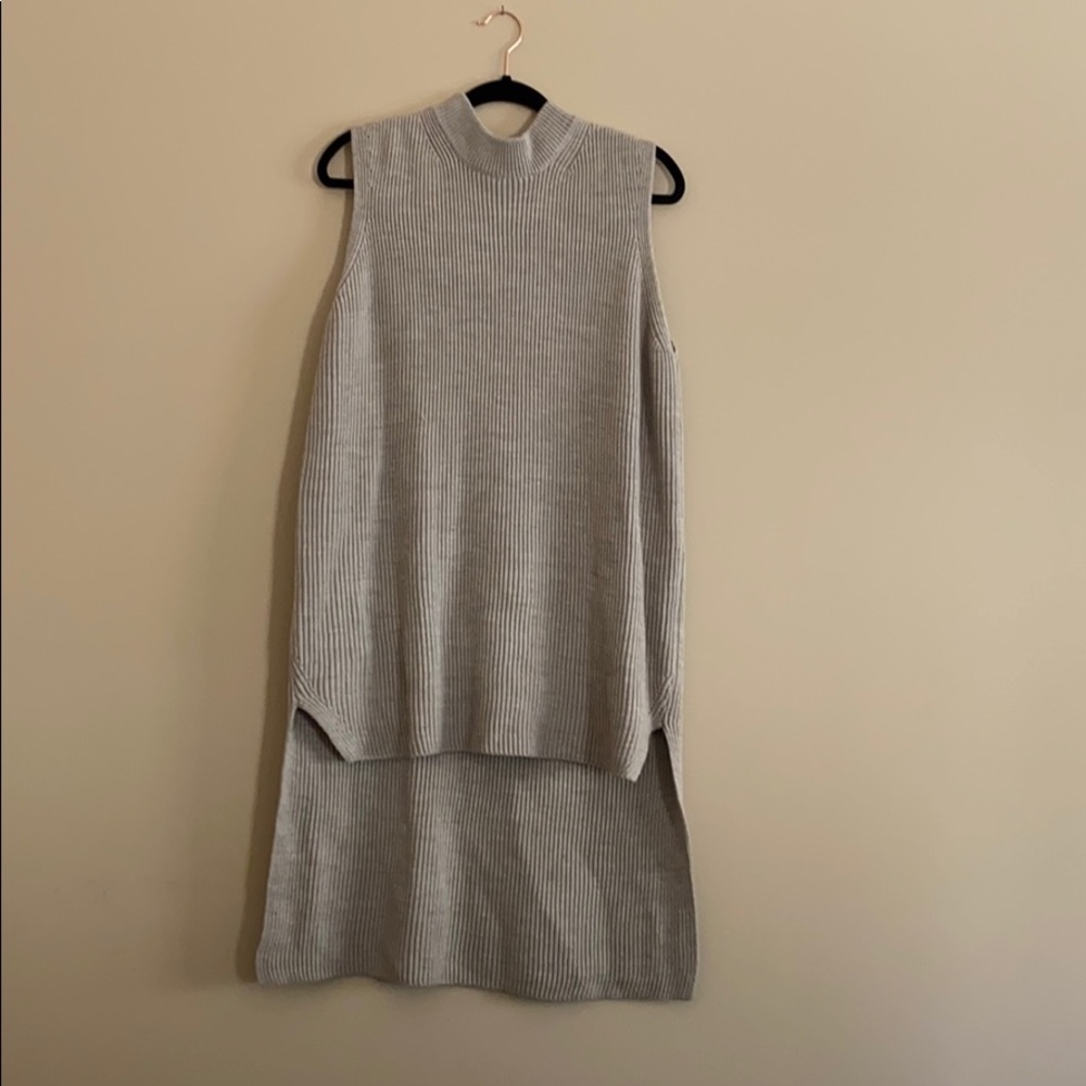 Sleeveless ribbed sweater